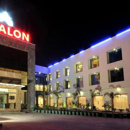 Avalon Hotel & Banquets Ahmedabad Buitenkant foto