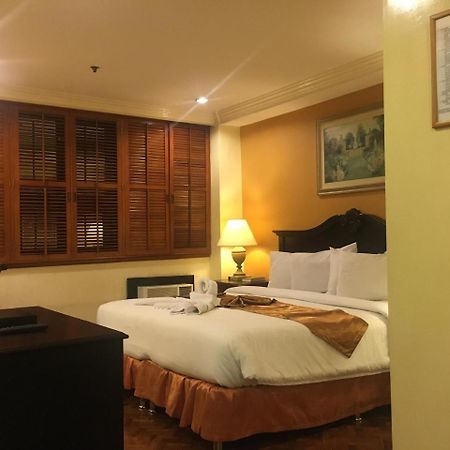 Lourdes Suites Makati City Buitenkant foto