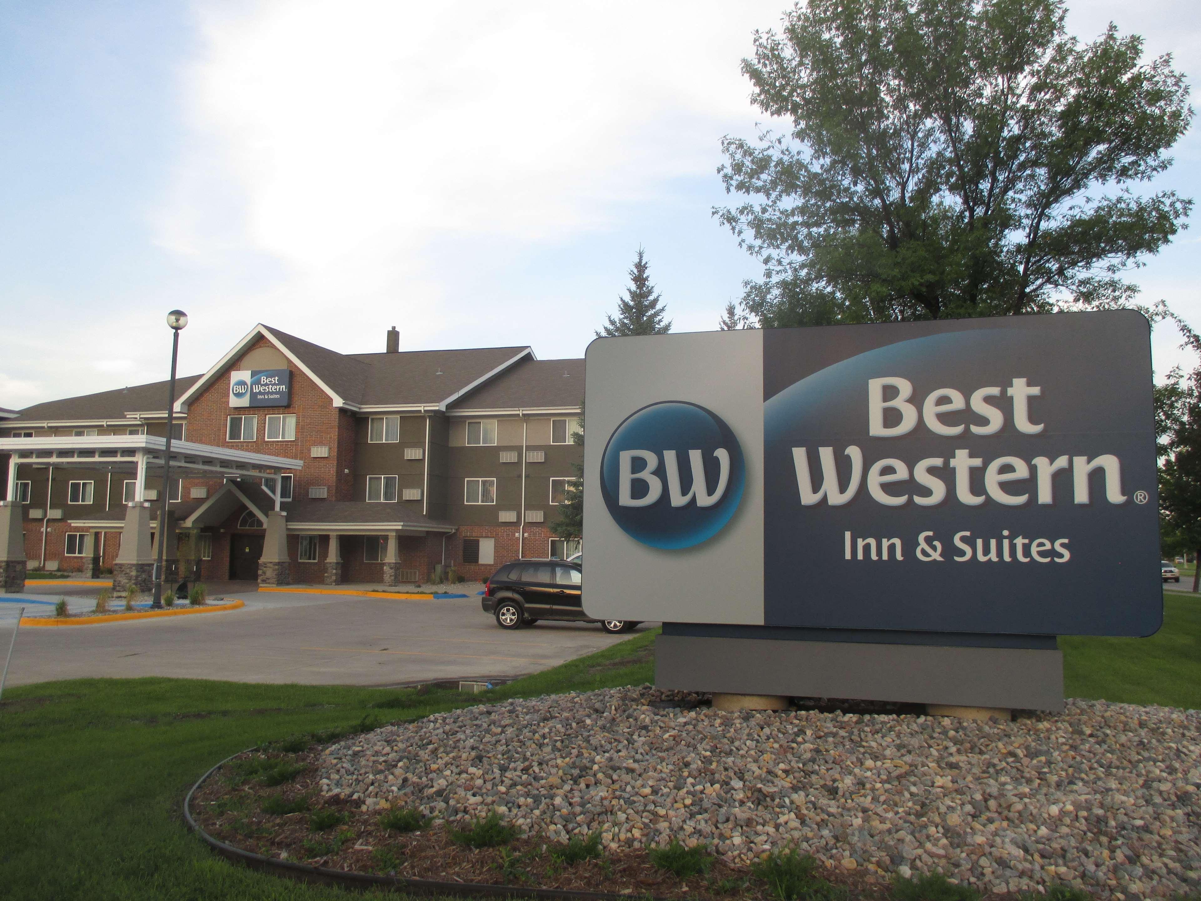 Best Western Harvest Inn & Suites Grand Forks Buitenkant foto