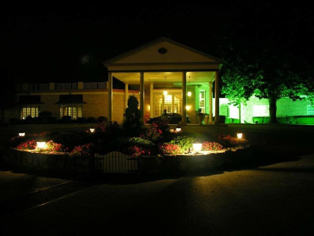 Hotel Carlisle & Embers Convention Center Buitenkant foto