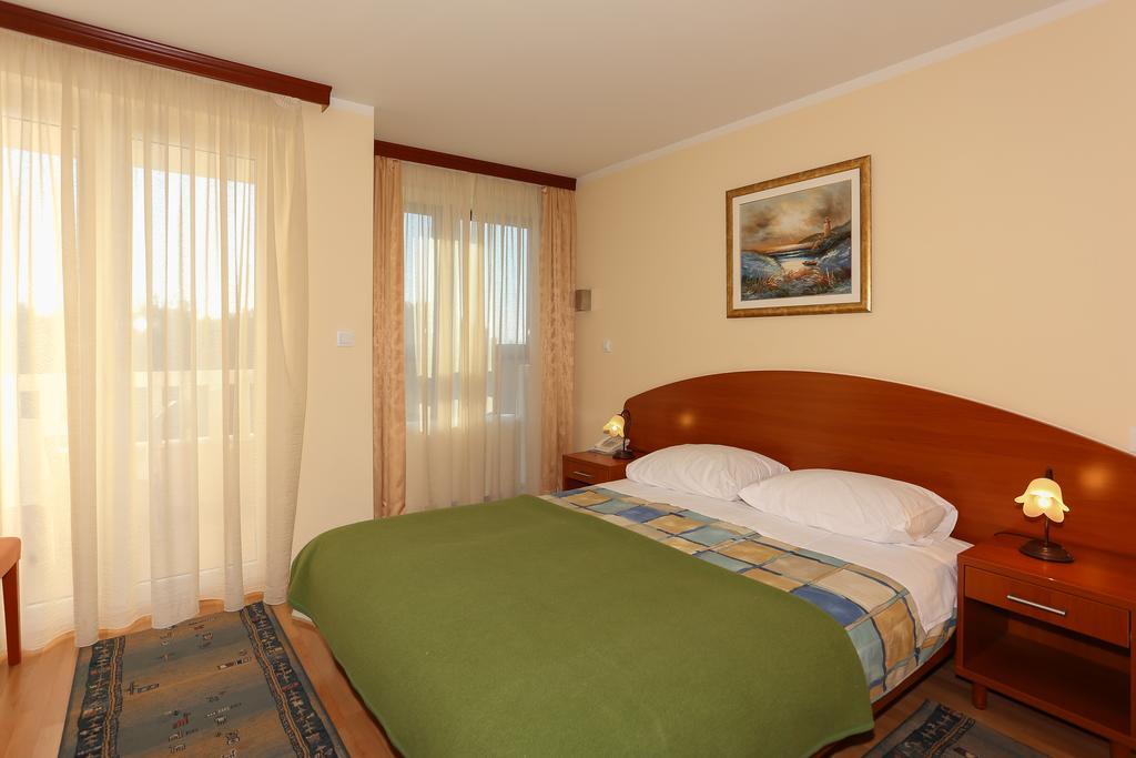 Apartments And Rooms Astoria Seget Vranjica Buitenkant foto