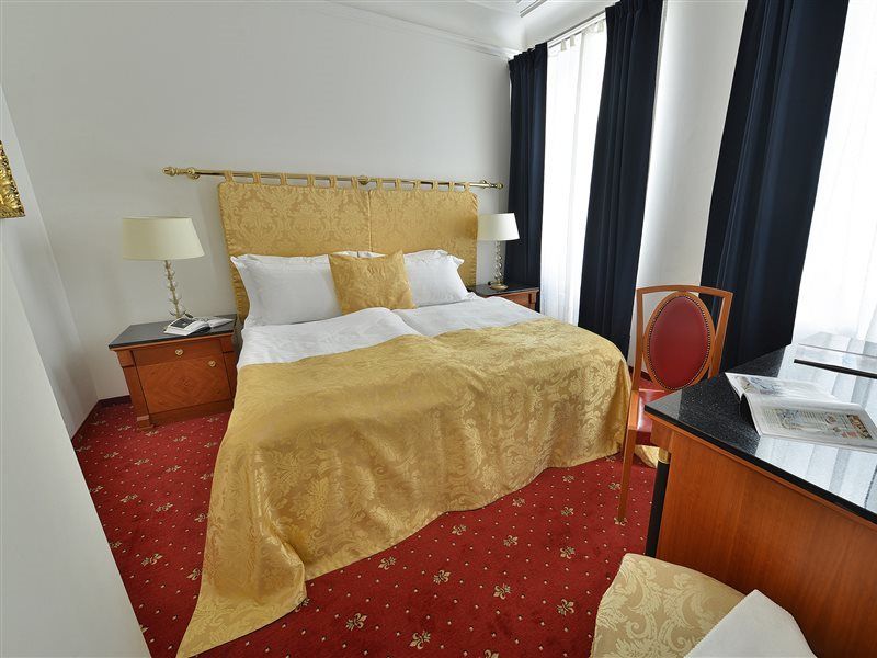 Hotel Bologna Praag Buitenkant foto
