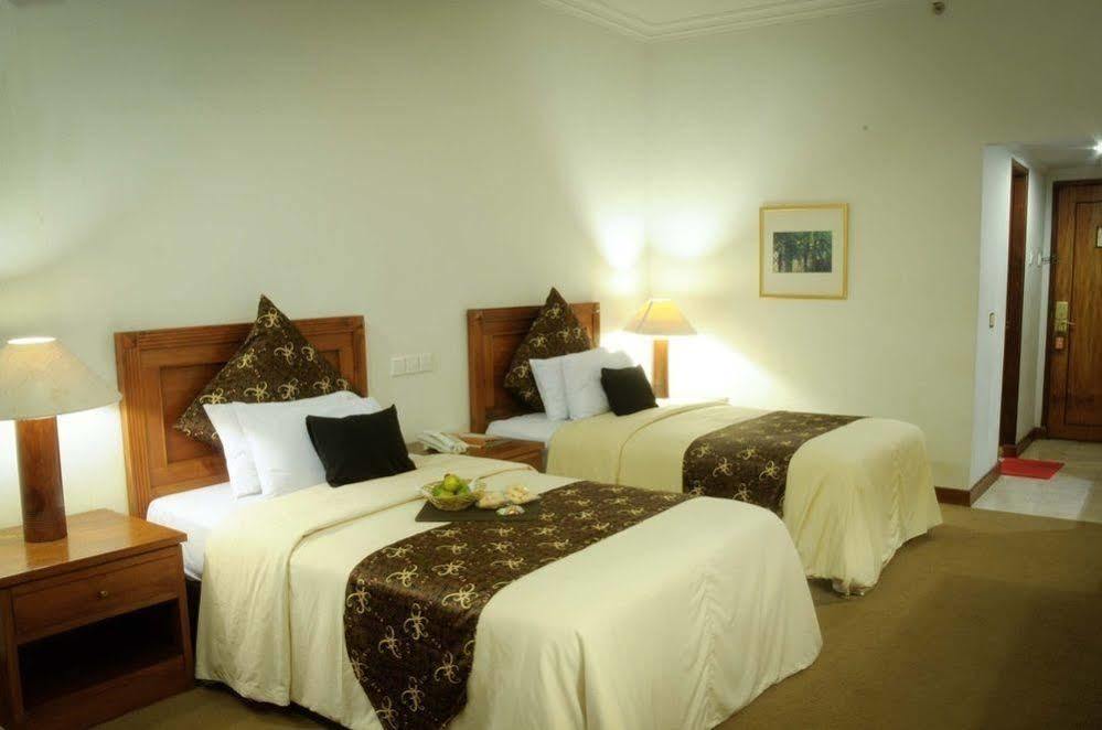 Mesra Business & Resort Hotel Samarinda Buitenkant foto
