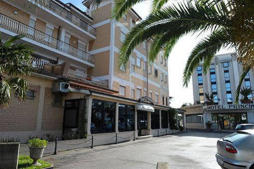 Hotel L'Aquila Pomezia Buitenkant foto
