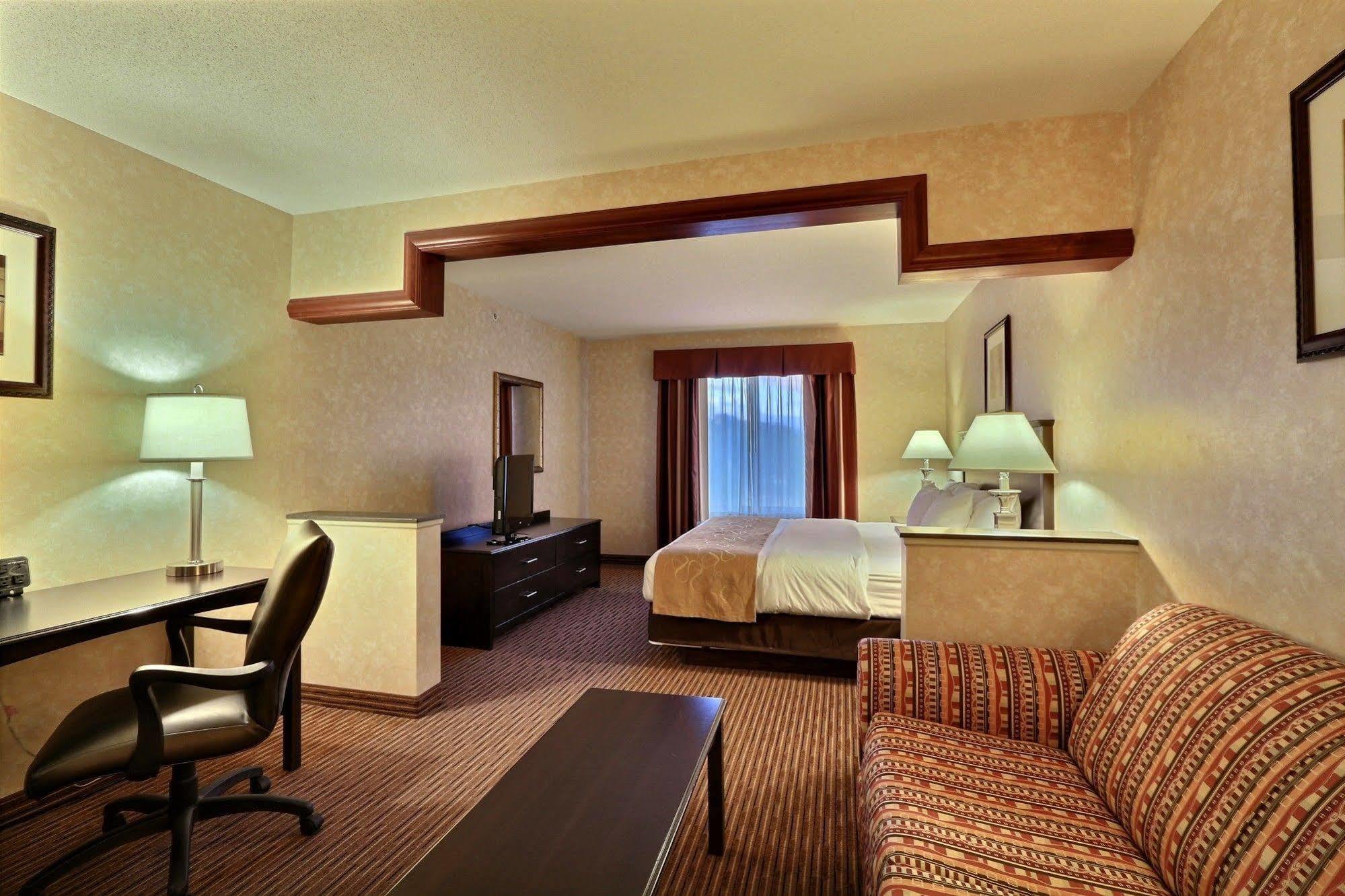 Comfort Suites Grand Rapids North Comstock Park Buitenkant foto