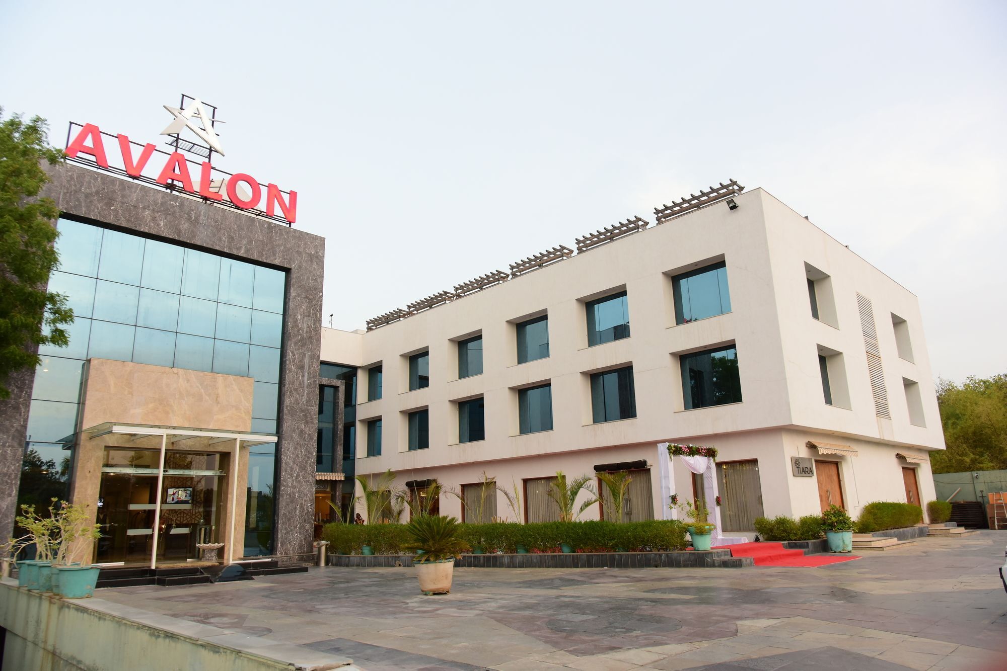Avalon Hotel & Banquets Ahmedabad Buitenkant foto