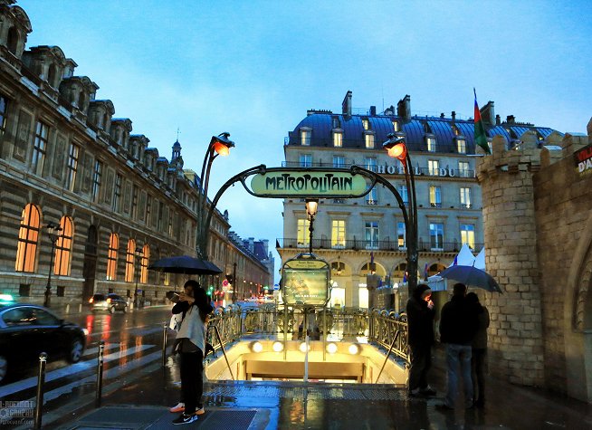 Palais Royal – Musée du Louvre Metro Station photo