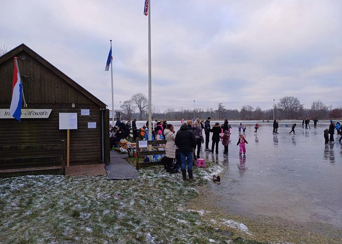 IJsbaan Gezellig druk op ijsbaan in Aldwâld - RTV NOF Nieuws photo