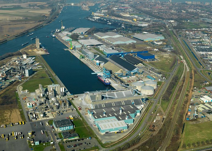 Terneuzen Harbor Terneuzen Terminal | Verbrugge International photo