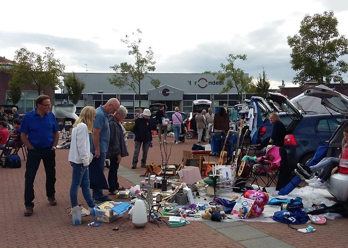 't Rondeel Woudrichem Opnieuw een kofferbakmarkt en muzikale noten op 't Rond in ... photo