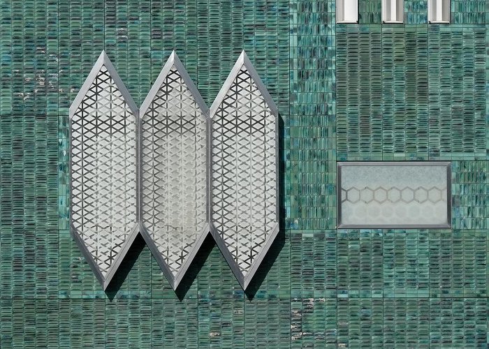 de Bijenkorf Scavengedluxury — Ceramic facade by Gio Ponti at de Bijenkorf,... photo