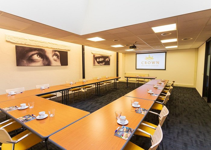 Crown Business Center Rent Crown Business Studio's Aalsmeer Yellow Room Aalsmeer | Spacebase photo