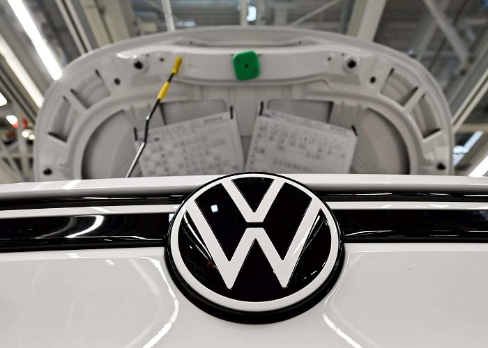 Volkswagen Autoeuropa Volkswagen Production Disruption: Volkswagen to suffer production ... photo