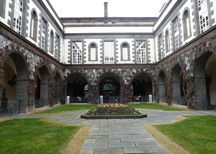 Clermont-Ferrand Town Hall Entrance - Town hall - Clermont-Fd | Film France photo