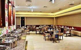 Clarion Inn Sevilla Zirakpur Restaurant photo