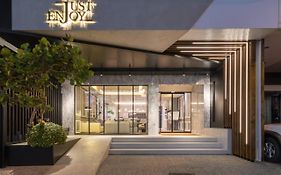 Just Enjoy Business Hotel Tainan Exterior photo