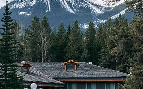 Mountaineer Lodge Lake Louise Exterior photo