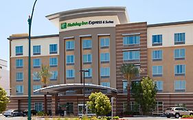 Holiday Inn Express & Suites Anaheim Resort Area Exterior photo
