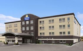 Days Inn & Suites By Wyndham Winnipeg Airport Manitoba Exterior photo