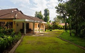 The House Of Black And White Hostel Arusha Exterior photo