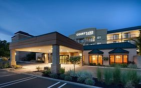 Courtyard Cleveland Beachwood Hotel Exterior photo