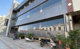 Hotel Jb Residency !! Luxurious & Royal Balcony Rooms !! Large Rooms Zirakpur Exterior photo