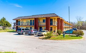 Castle Inn & Suites By Oyo Chickasha Exterior photo