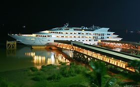 Vintage Luxury Yacht Hotel Rangoon Exterior photo