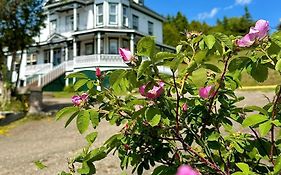 Le Manoir Du Vieux Presbytere Bed and Breakfast Port-Daniel Exterior photo