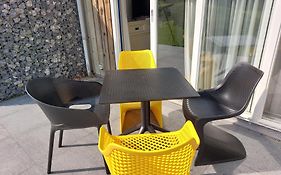 Rustig gelegen Appartement APHRODITE - Amelander-Kaap op beg grond met Terras en Gratis Verwarmd Binnen-ZWEMBAD, Vlakbij Strand en Vuurtoren Hollum  Exterior photo