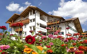 Schwarzer Adler Hotel Seis am Schlern Exterior photo