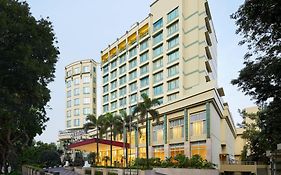 Courtyard By Marriott Bandung Dago Hotel Exterior photo