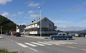 Ulvsvag Gjestgiveri Og Fjordcamping As Hotel Exterior photo