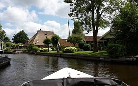 d'Oude Herbergh, vakantiehuizen aan het water Terherne Exterior photo