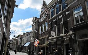 Hotel Hanzestadslogement De Leeuw in het centrum, Snoepwinkel, Hanzemuseum, Koffieschenkerij met Binnenplaats, Kamers met keukentje en Ontbijtservice Deventer Exterior photo