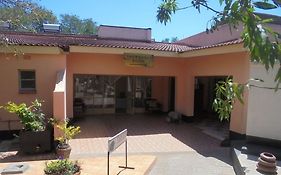 Tatenda Safaris Lodges & Car Hire Victoriawatervallen Exterior photo