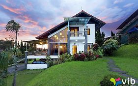 Villa Istana Bunga Lembang Exterior photo