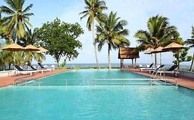 Abad Whispering Palms Hotel Kumarakom Exterior photo