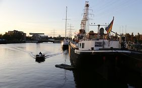 Schiffshotel "Schlafen Im Hafen" Hamburg-Harburg Exterior photo