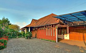Vila Bunga Merah Gelatik Villa Lembang Exterior photo