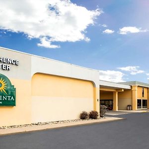 La Quinta Inn By Wyndham Davenport & Conference Center Exterior photo