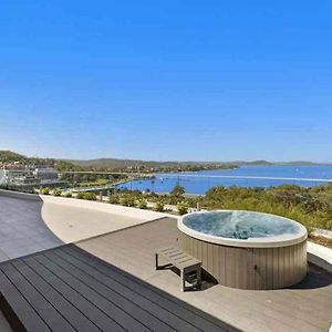Stylish Penthouse With Views & Jacuzzi Appartement Gosford Exterior photo