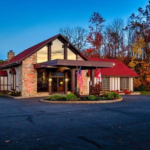 Red Roof Inn & Suites Hazleton Exterior photo