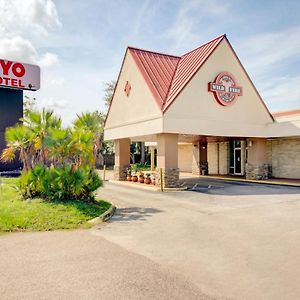 OYO Hotel Dundee By Crystal Lake Exterior photo