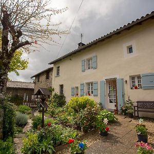 La Maison Des Fleurs Bed and Breakfast Montembœuf Exterior photo