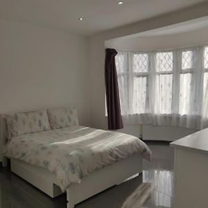 Stunning Double Room In Harrow Wembley - Khoob House Londen Exterior photo