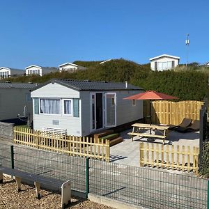 Luxe Chalet op camping Duindoorn, IJmuiden aan Zee, in de buurt van F1 circuit Zandvoort en Bloemendaal op loopafstand strand Hotel Exterior photo