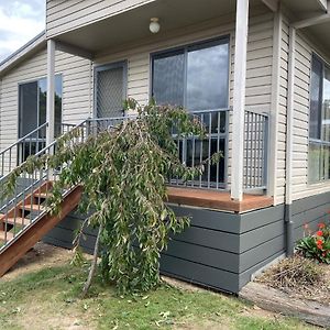 Yeoy'S Cabin Bed and Breakfast Tallarook Exterior photo