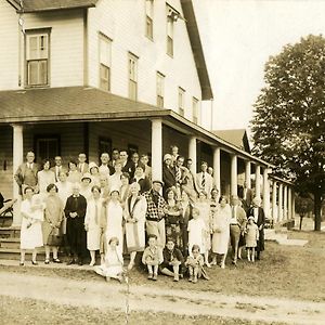 Fountain Point Hotel Suttons Bay Exterior photo