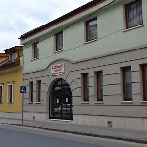 Althann Vendeghaz Es Konferencia Koezpont Hotel Vác Exterior photo